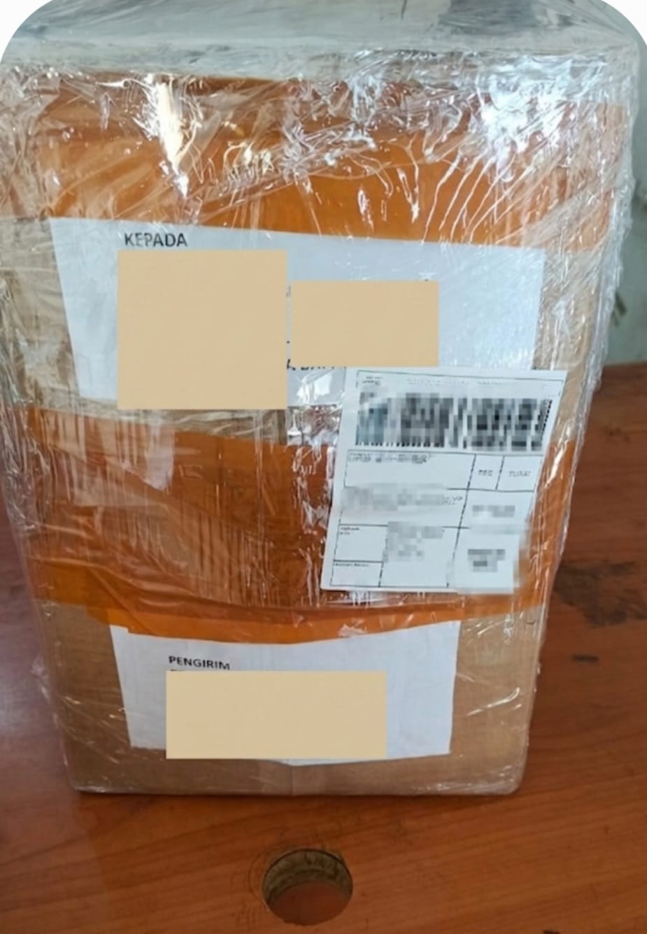 [FOTO 5: Kardus berisi buku dengan label JNE] (Bukan paket biasa. Ini adalah harapan yang saya titipkan)